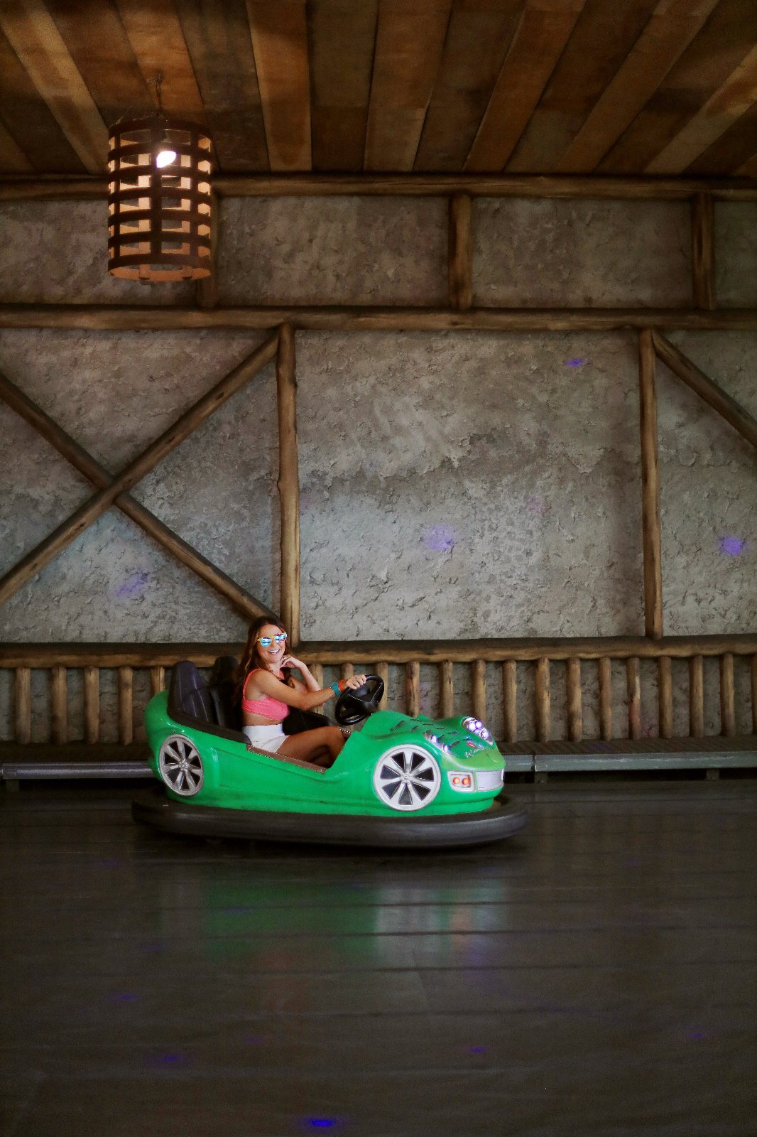 Família no carrinho bate-bate do Parc Magique, no Le Canton em Teresópolis