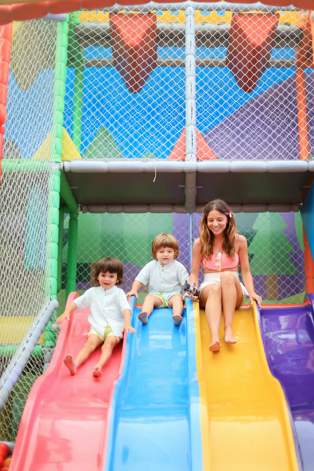 Família nos escorregadores coloridos do Parc Magique, no Le Canton em Teresópolis