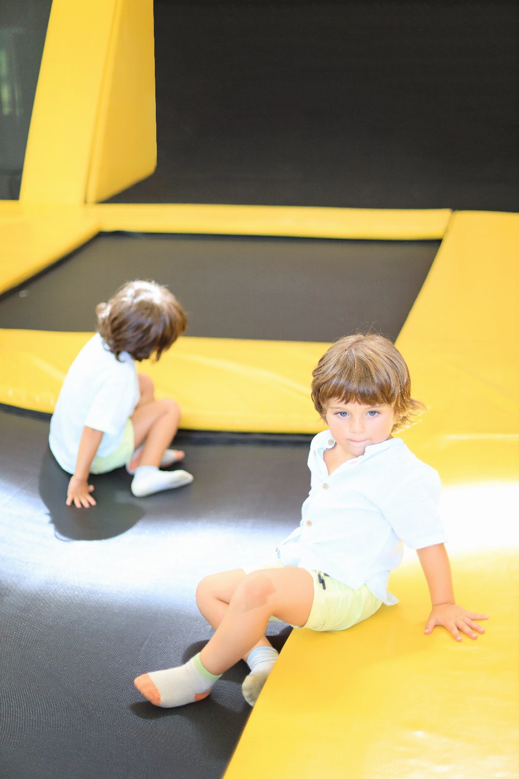 Crianças nas camas elásticas do Parc Magique, no Le Canton em Teresópolis