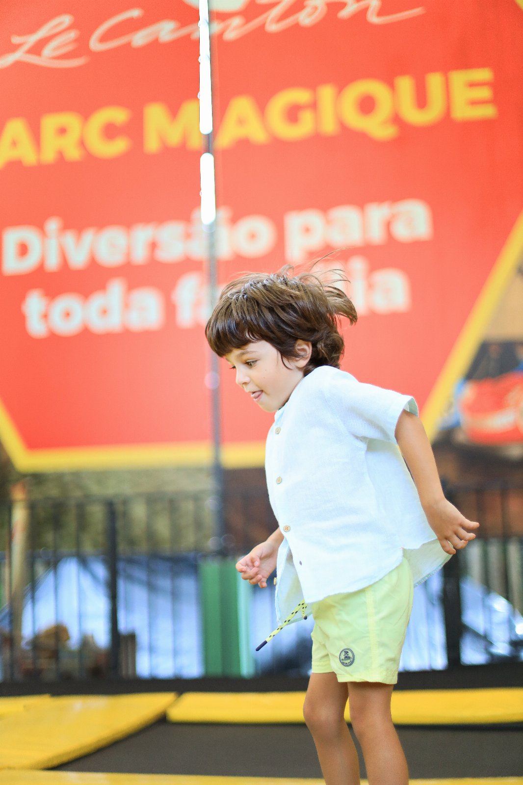 Criança brincando nas camas elásticas do Parc Magique, no Le Canton em Teresópolis